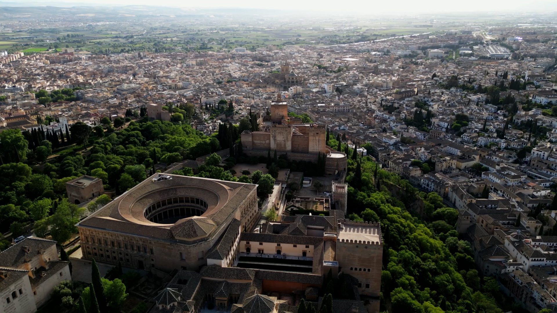 Vista aérea de la Alhambra y la ciudad de Granada en un día despejado