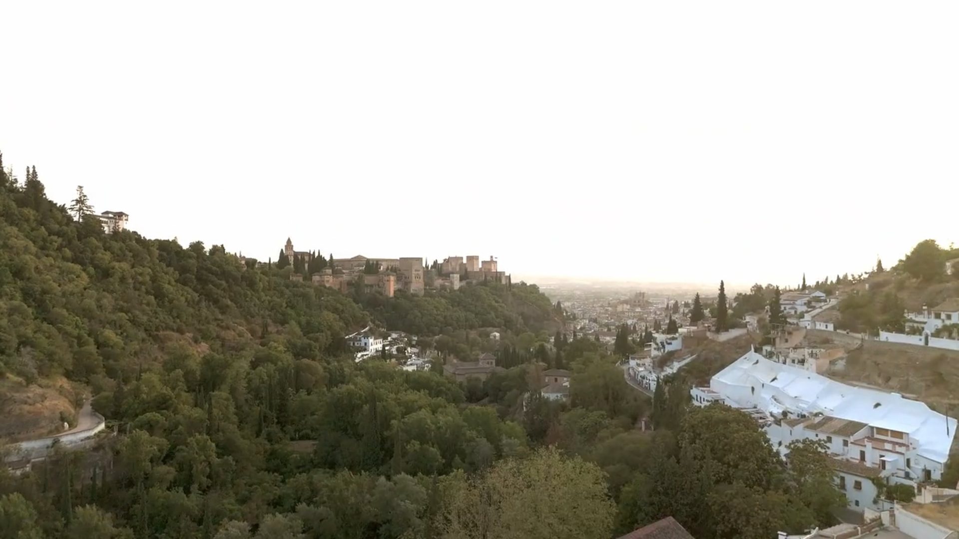 Vista panorámica de la Alhambra y el entorno natural en Granada al amanecer
