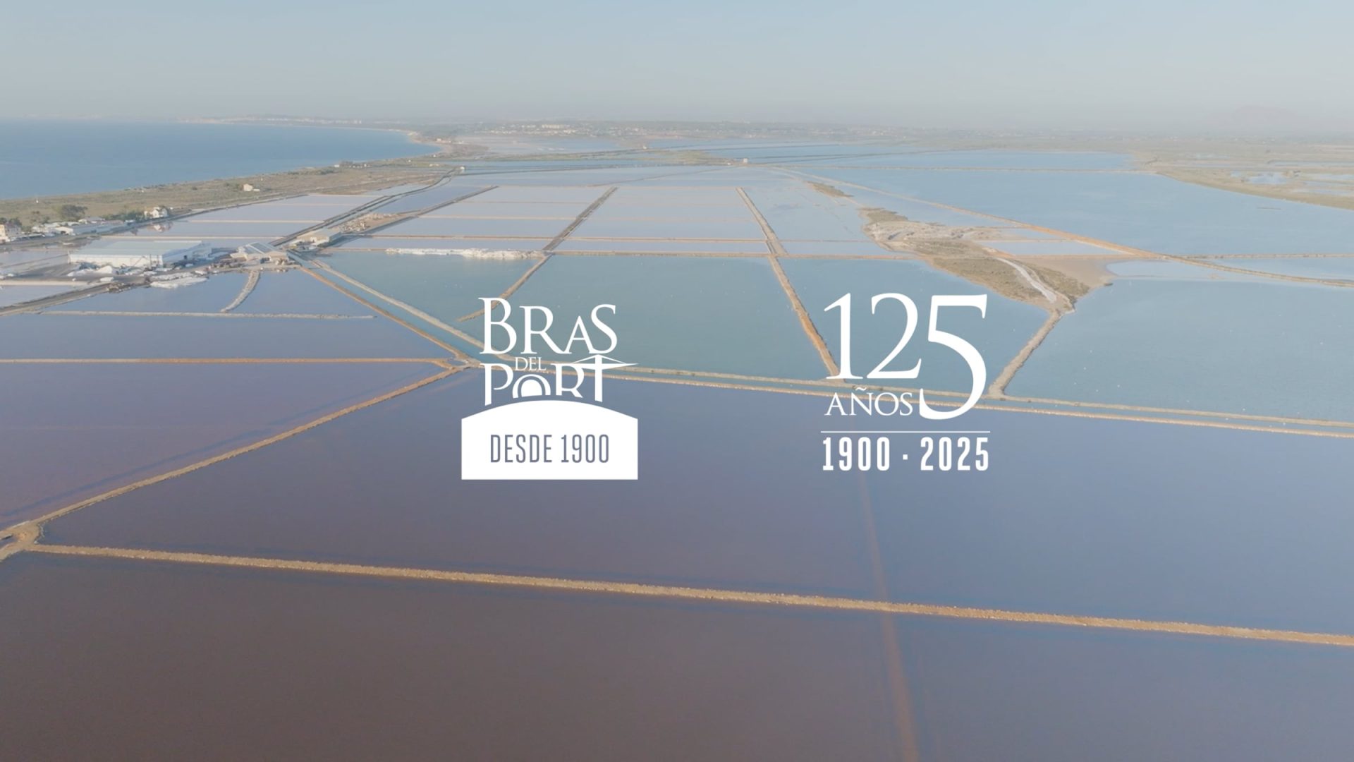 vista aérea de salinas con reflejos y logos de Bras del Port 125 años