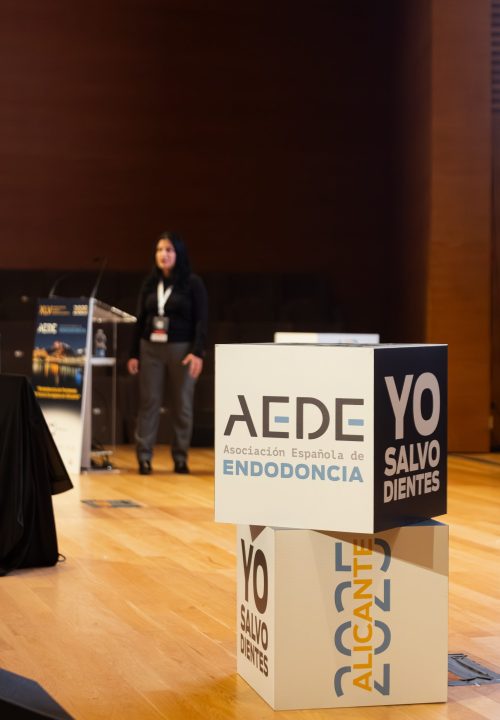 Fotografía de congreso AEDE 2025 - Cartel Asociación Española de Endodoncia con campaña Yo Salvo Dientes Alicante