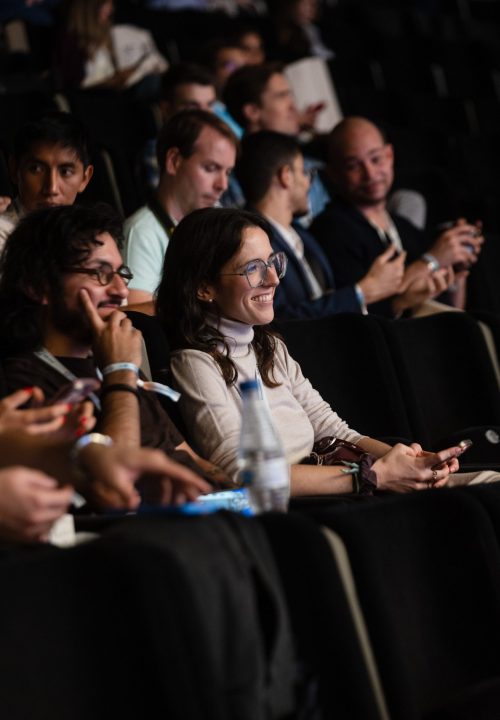 Fotografía de congreso AEDE 2025 - Asistentes atentos durante sesión de endodoncia Alicante