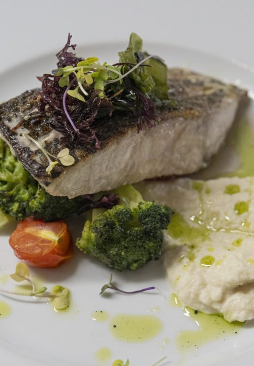 Fotografía gastronómica de pescado a la plancha con verduras - Fotografía de platos para restaurante Granada