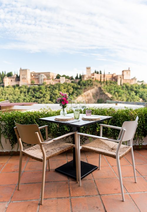 Fotografía de mesa romántica en terraza con vistas a la Alhambra - Restaurante mirador Granada