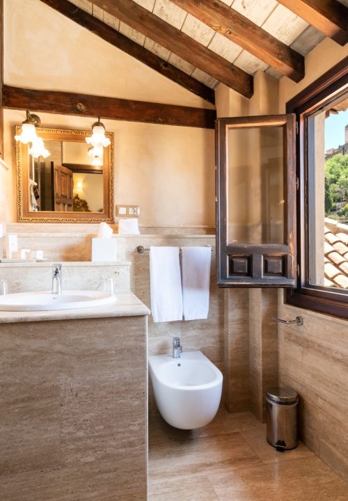Fotografía de baño de hotel rural con vistas a la Alhambra - Fotografía de interiores hoteleros Granada