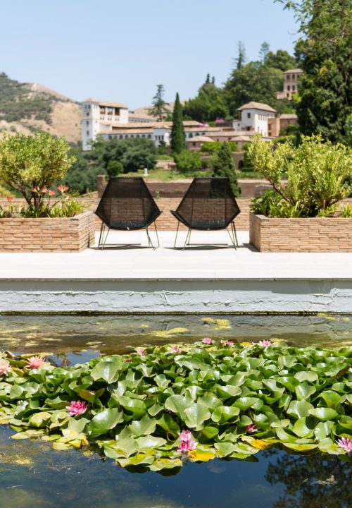 Fotografía de jardín de hotel con estanque de nenúfares y vistas a la Generalife - Hotel boutique Granada